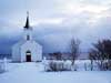 Nieuwjaarswensen 2025, een wit kerkje in de bergen
