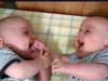 Geboortekaarten twee babies lachen naar elkaar op YouTube