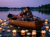 Romantische avond op het water met drijvende waterlelie lichtjes