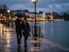 Romantische avond wandeling in de regen