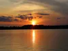 Een magische zonsondergang met een geanimeerd waterrimpel-effect