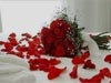 Valentijnskaarten, Rozenblaadjes en rozegeur op bed