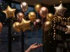 Luxe zwevende verjaardagsballonnen en gouden confetti