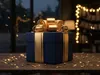 Luxe verjaardagscadeau gewikkeld in goud