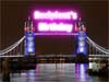 Verjaardagskaarten, de naam van de jarige op de Tower Bridge London in Neon